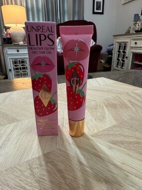 Charlotte Tilbury Juicylicious Lip Oil in Strawberry Vanilla